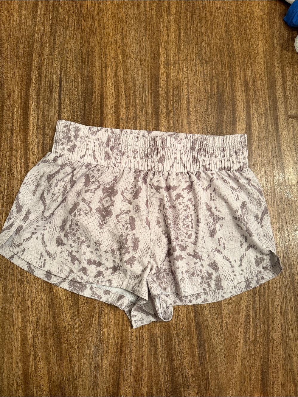 Varley Women's Snake-Print Athletic Shorts - White and Gray
